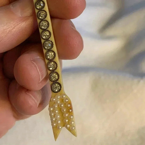 RARE Find, bone shaped as an arrow with tiny genuine seed pearls and rhinestones - Picture 6 of 7